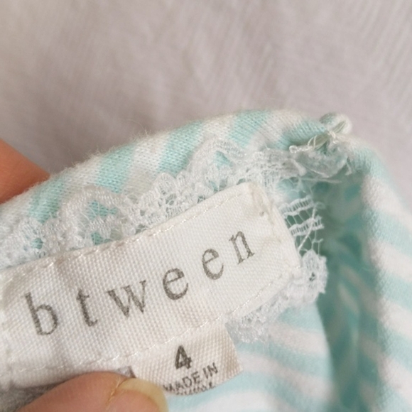 btween aqua blue stripe cap sleeve top with peekaboo back size 4 girls - Picture 2 of 5